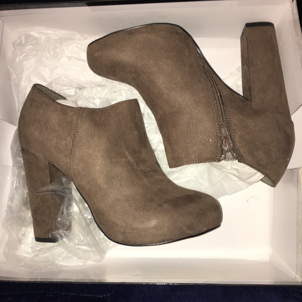 Women’s Nine West Brown Suede Booties (Size 7)